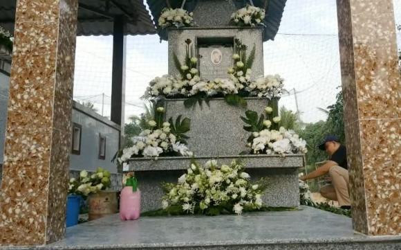 Linh Lan ôm con gái bật khóc trong lễ an táng ca sĩ Vân Quang Long tại Đồng Tháp