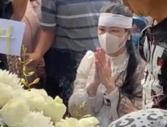 Linh Lan ôm con gái bật khóc trong lễ an táng ca sĩ Vân Quang Long tại Đồng Tháp