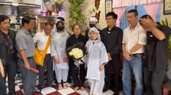 Linh Lan ôm con gái bật khóc trong lễ an táng ca sĩ Vân Quang Long tại Đồng Tháp