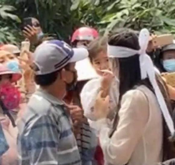 Linh Lan ôm con gái bật khóc trong lễ an táng ca sĩ Vân Quang Long tại Đồng Tháp