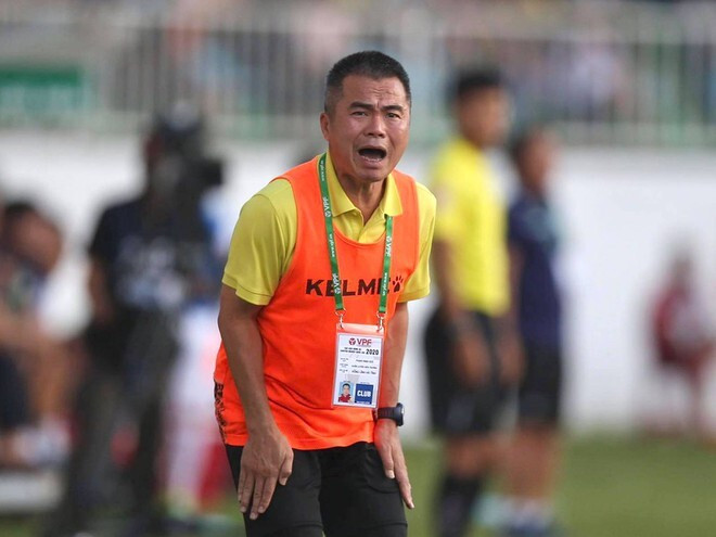 Claudecir tranh đá đá penalty với Phi Sơn