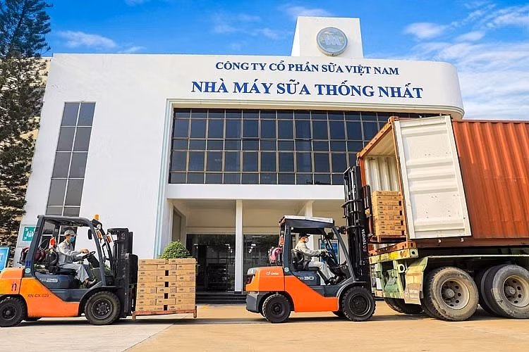 Vinamilk xông đất 2021 với lô hàng lớn gồm sữa hạt và sữa đặc xuất khẩu đi Trung Quốc