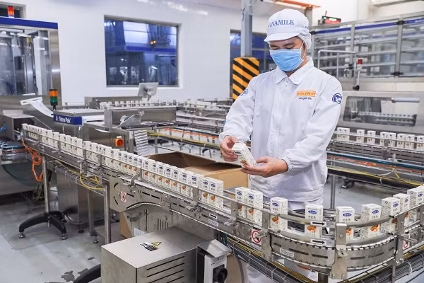 Vinamilk xông đất 2021 với lô hàng lớn gồm sữa hạt và sữa đặc xuất khẩu đi Trung Quốc