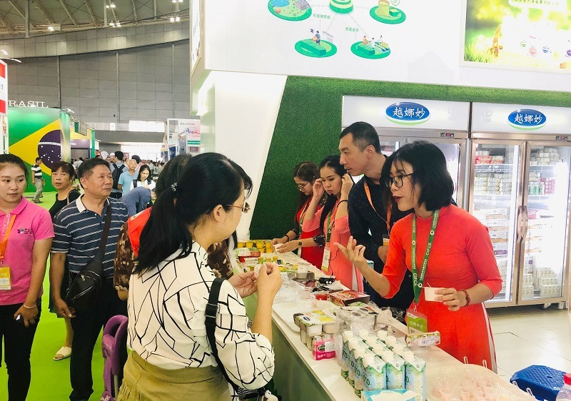 Vinamilk xông đất 2021 với lô hàng lớn gồm sữa hạt và sữa đặc xuất khẩu đi Trung Quốc