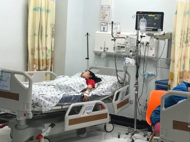 Bị mẹ mắng ham chơi, bé gái uống 28 viên thuốc chống trầm cảm tự tử