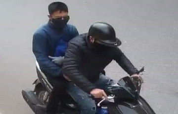 Truy tìm hai thanh niên đập kính ô tô, trộm 300 triệu đồng giữa ban ngày