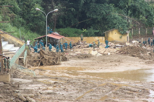 Rất nhiều lực lượng xã hội đến giúp sức các trường khắc phục hậu quả của mưa lũ