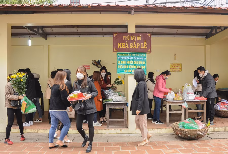 Tấp nập người ra người vào tại nhà sắp lễ.