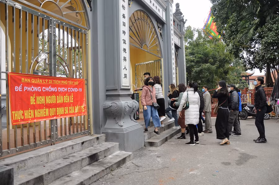 Theo ghi nhận của phóng viên trưa ngày 15/2, đúng ngày Rằm tháng Giêng, người dân đến làm lễ tại phủ Tây Hồ dù đông hơn so với những ngày trước đó, nhưng vẫn có phần vắng vẻ, đìu hiu hơn mọi năm.