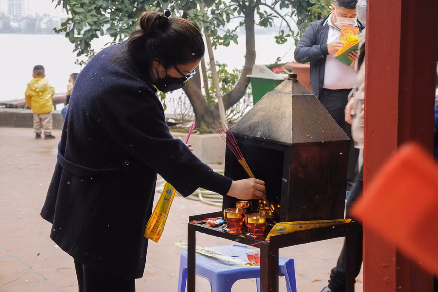 Hình ảnh hàng nghìn người đổ về Phủ Tây Hồ ngày lễ Rằm tháng Giêng ảnh 11