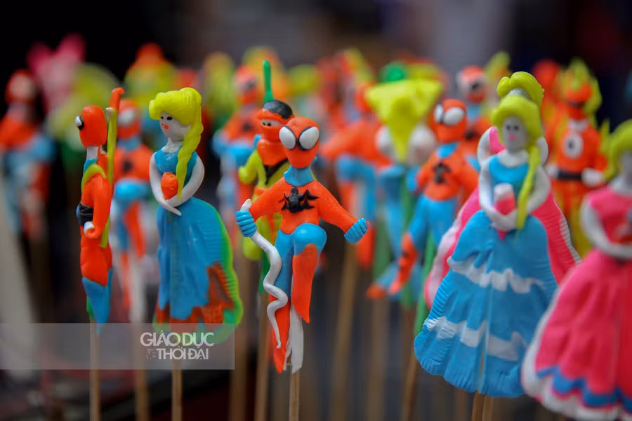 Đồ chơi truyền thống nhuộm đỏ phố Hàng Mã trước ngày Tết Trung thu ảnh 6