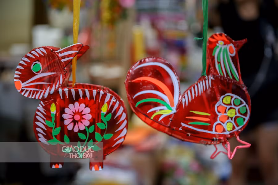 Những đồ chơi truyền thống với những sắc màu bắt mắt.