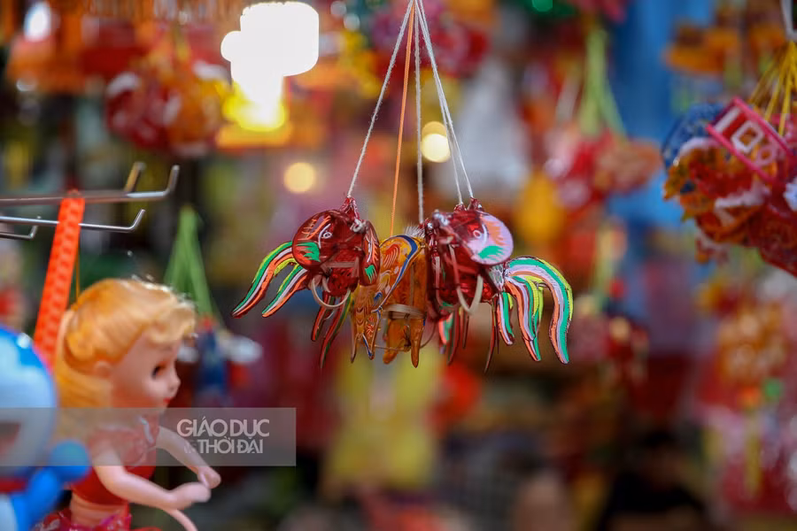 Đồ chơi truyền thống nhuộm đỏ phố Hàng Mã trước ngày Tết Trung thu ảnh 2