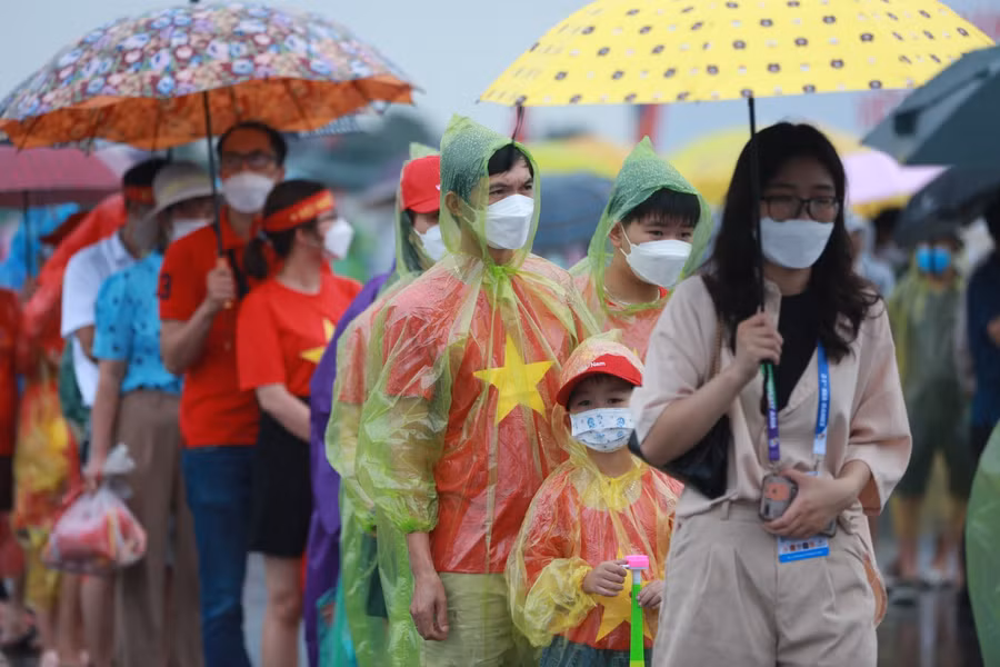 Người hâm mộ ‘đốt nóng’ không khí từ sân Mỹ Đình đến phố đi bộ trước giờ U23 Việt Nam xung trận ảnh 6