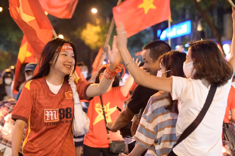 Hàng nghìn cổ động viên đổ ra mọi ngả đường mừng chiến thắng của U23 Việt Nam ảnh 18