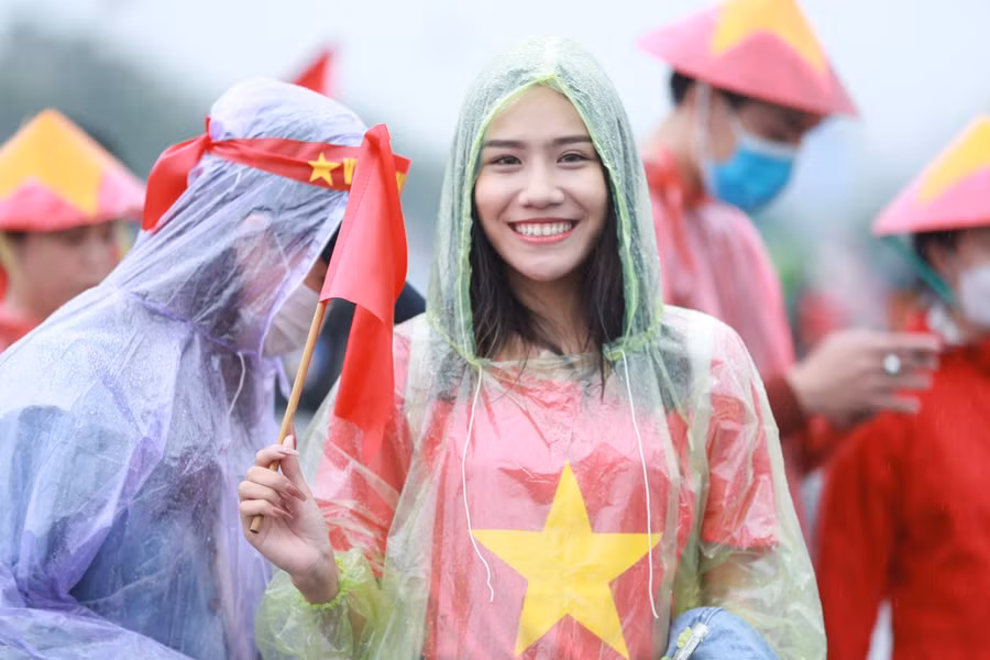 Cổ động viên đội mưa cổ vũ cho đội tuyển Việt Nam.
