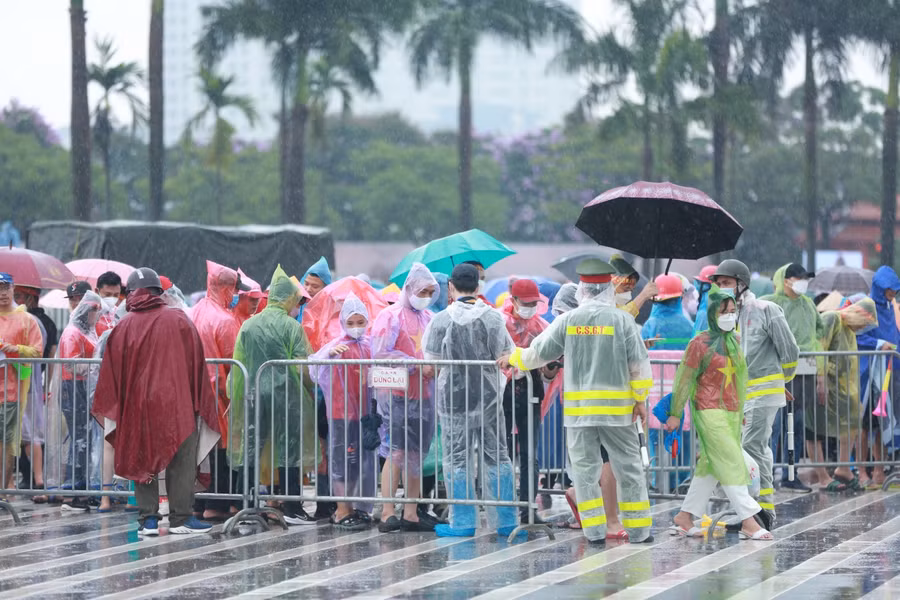 Nhiều cổ động viên đã có mặt rất sớm để vào sân.