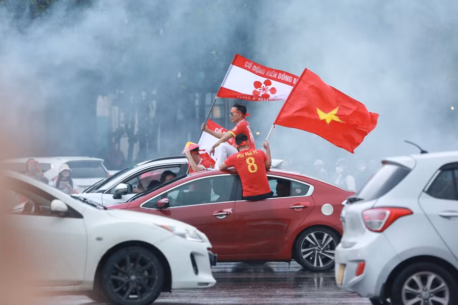 Ngay từ chiều, tại sân vận động Mỹ Đình, lượng cổ động viên đã đổ về đây rất đông.