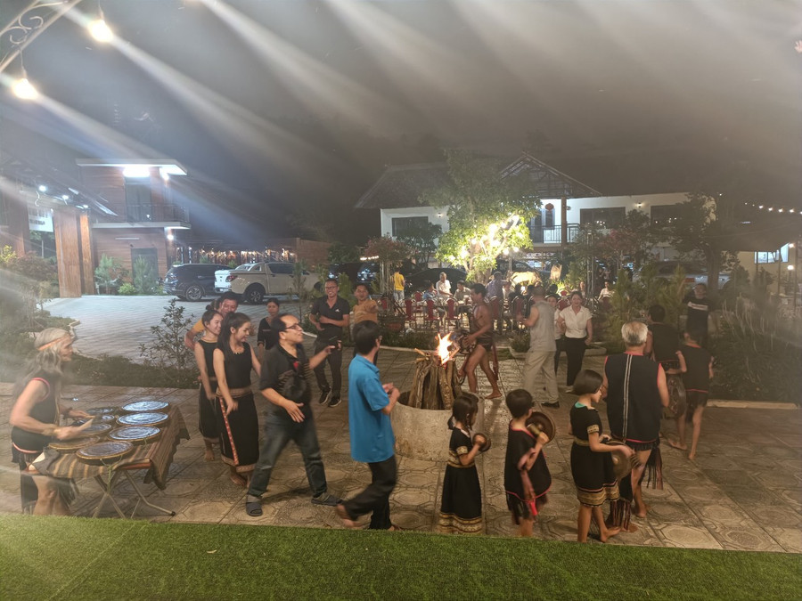 Du khách múa xoang bên bếp lửa hồng. Du khách múa xoang bên bếp lửa hồng.