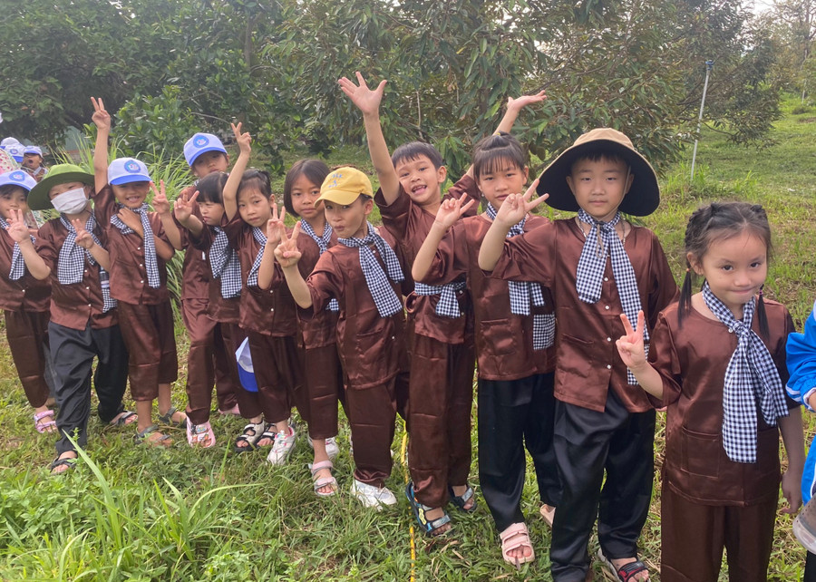 Học sinh trải nghiệm, tham quan vườn cây ăn trái của người dân. Học sinh trải nghiệm, tham quan vườn cây ăn trái của người dân.