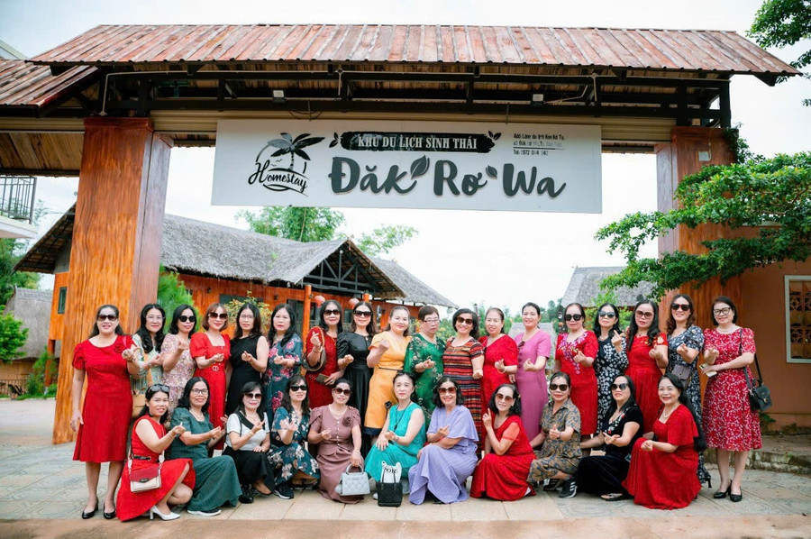 Du khách ghé thăm Khu du lịch sinh thái Đăk Rơ Wa. Du khách ghé thăm Khu du lịch sinh thái Đăk Rơ Wa.