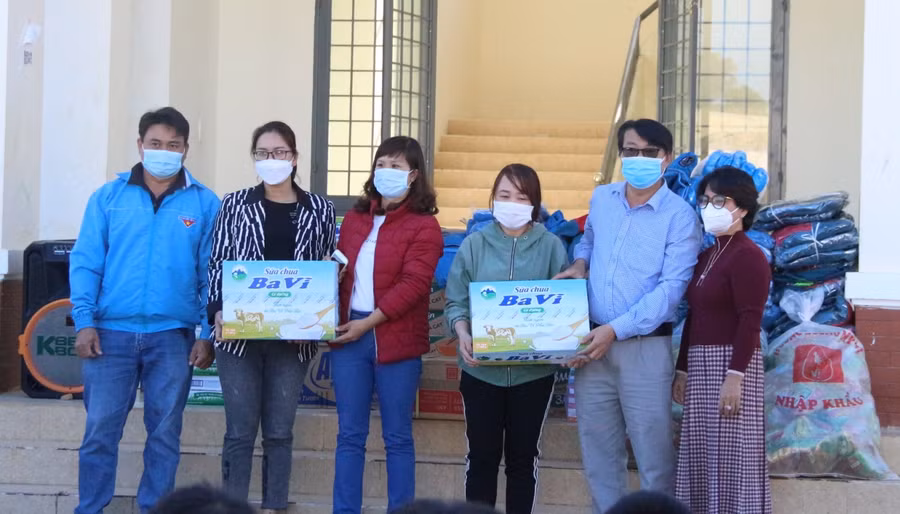 Những món quà ý nghĩa được Trường THCS-THPT Liên Việt và mạnh thường quân gửi tặng cho Trung tâm bảo trợ xã hội.