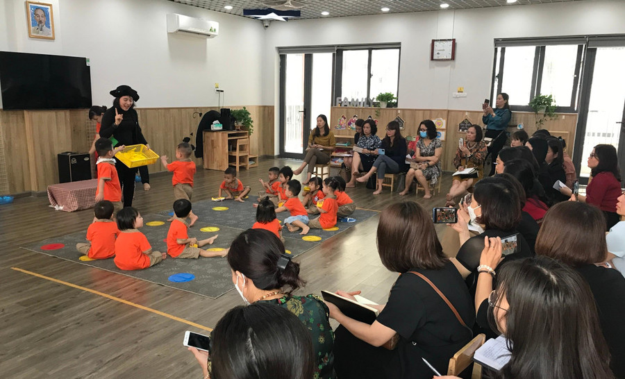 Cán bộ, giáo viên mầm non trải nghiệm mô hình xây dựng trường mầm non lấy trẻ làm trung tâm. Cán bộ, giáo viên mầm non trải nghiệm mô hình xây dựng trường mầm non lấy trẻ làm trung tâm.