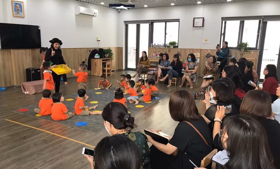 Các đại biểu đến trải nghiệm hoạt động chăm sóc, nuôi dưỡng, giáo dục trẻ tại lớp học.