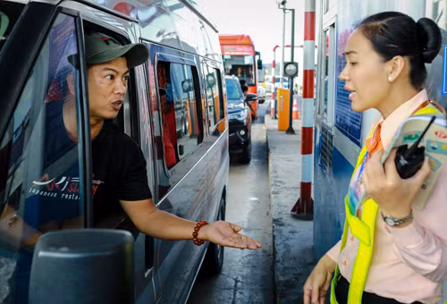 Tài xế dùng tiền xu để trả phí qua trạm BOT Cai Lậy