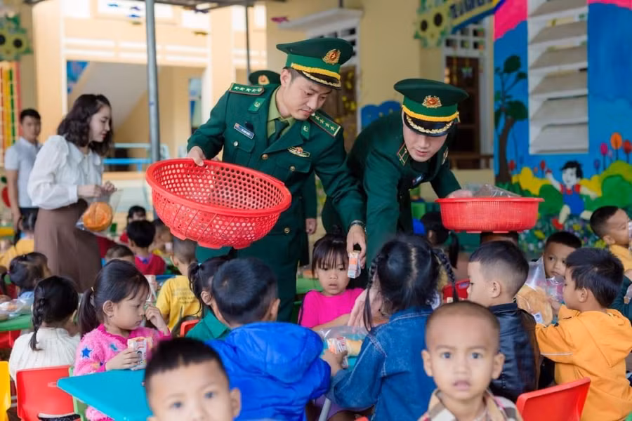 Để mọi học sinh đều được ăn sáng đủ chất, các cán bộ, chiến sĩ biên phòng thay phiên nhau chở bánh mì tới các điểm trường.