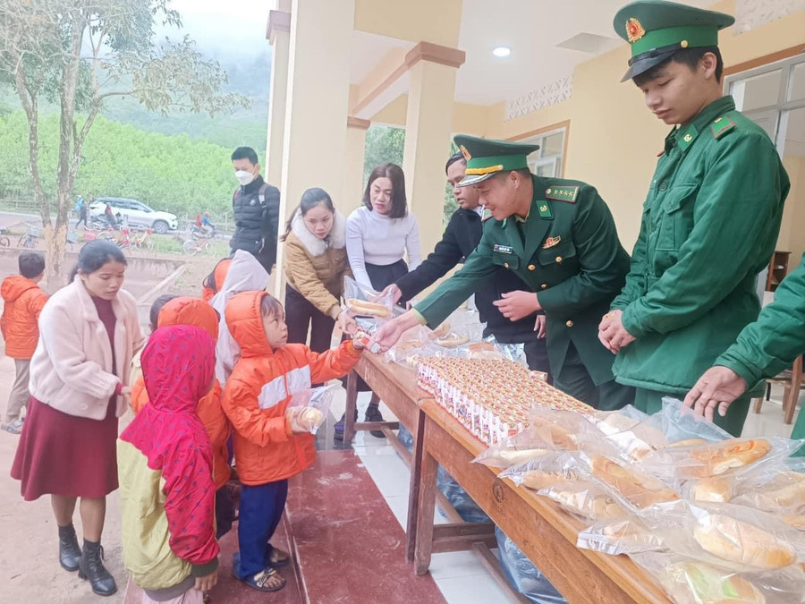 Mỗi tuần có 2 bữa ăn như thế này, các giáo viên cũng đỡ vất vả trong việc huy động học sinh đến lớp. Mỗi tuần có 2 bữa ăn như thế này, các giáo viên cũng đỡ vất vả trong việc huy động học sinh đến lớp.