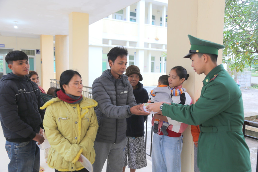 Binh nhất Trần Văn Long hào hứng khi được tận tay trao bát cháo nghĩa tình đến các bệnh nhân. Binh nhất Trần Văn Long hào hứng khi được tận tay trao bát cháo nghĩa tình đến các bệnh nhân.