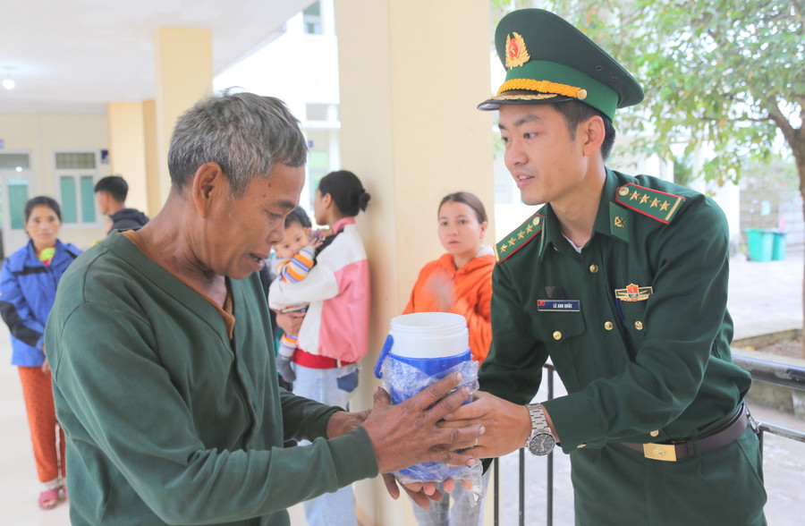 Những bát cháo thể hiện tình cảm của người lính biên phòng với nhân dân biên giới. Những bát cháo thể hiện tình cảm của người lính biên phòng với nhân dân biên giới.