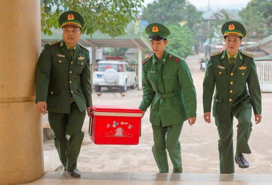 Chương trình “Bát cháo nghĩa tình” được Đồn Biên phòng cửa khẩu quốc tế La Lay triển khai từ 2019 và duy trì đến nay. Chương trình “Bát cháo nghĩa tình” được Đồn Biên phòng cửa khẩu quốc tế La Lay triển khai từ 2019 và duy trì đến nay.