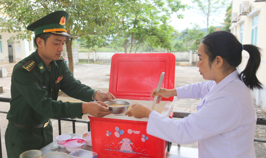 Nồi cháo biên phòng duy trì hơn 4 năm qua mang đến niềm vui cho nhiều người bệnh. Nồi cháo biên phòng duy trì hơn 4 năm qua mang đến niềm vui cho nhiều người bệnh.