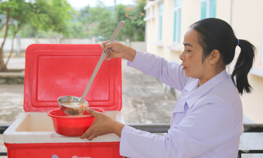 Bác sĩ Hồ Thị Tâm bày tỏ niềm vui khi được hỗ trợ bệnh nhân khó khăn. Bác sĩ Hồ Thị Tâm bày tỏ niềm vui khi được hỗ trợ bệnh nhân khó khăn.