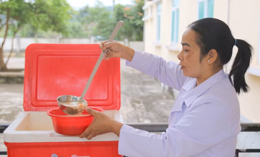 Bác sĩ Hồ Thị Tâm bày tỏ niềm vui khi được hỗ trợ bệnh nhân khó khăn.