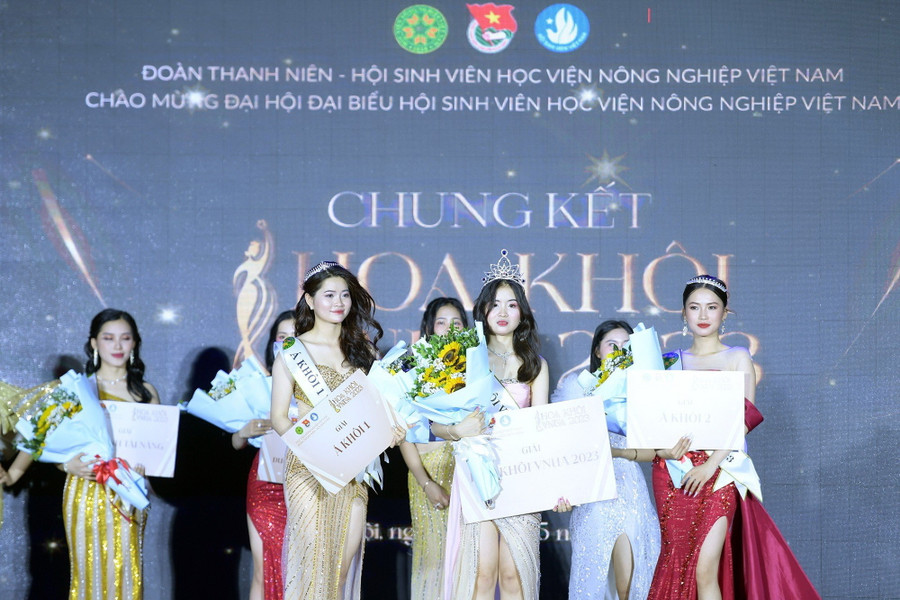 Tốp 3 thí sinh xuất sắc nhất cuộc thi, với các danh hiệu: Hoa khôi, Á khôi 1 và Á khôi 2.