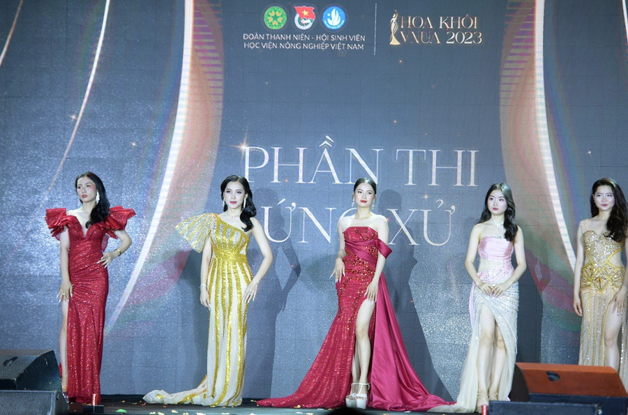 5 thí sinh trong phần thi ứng xử.