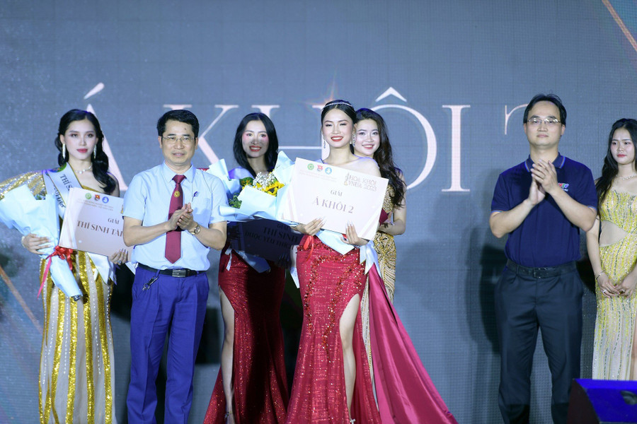 GS.TS Phạm Bảo Dương - Phó Giám đốc Học viện Nông nghiệp trao Giải Á khôi 2.