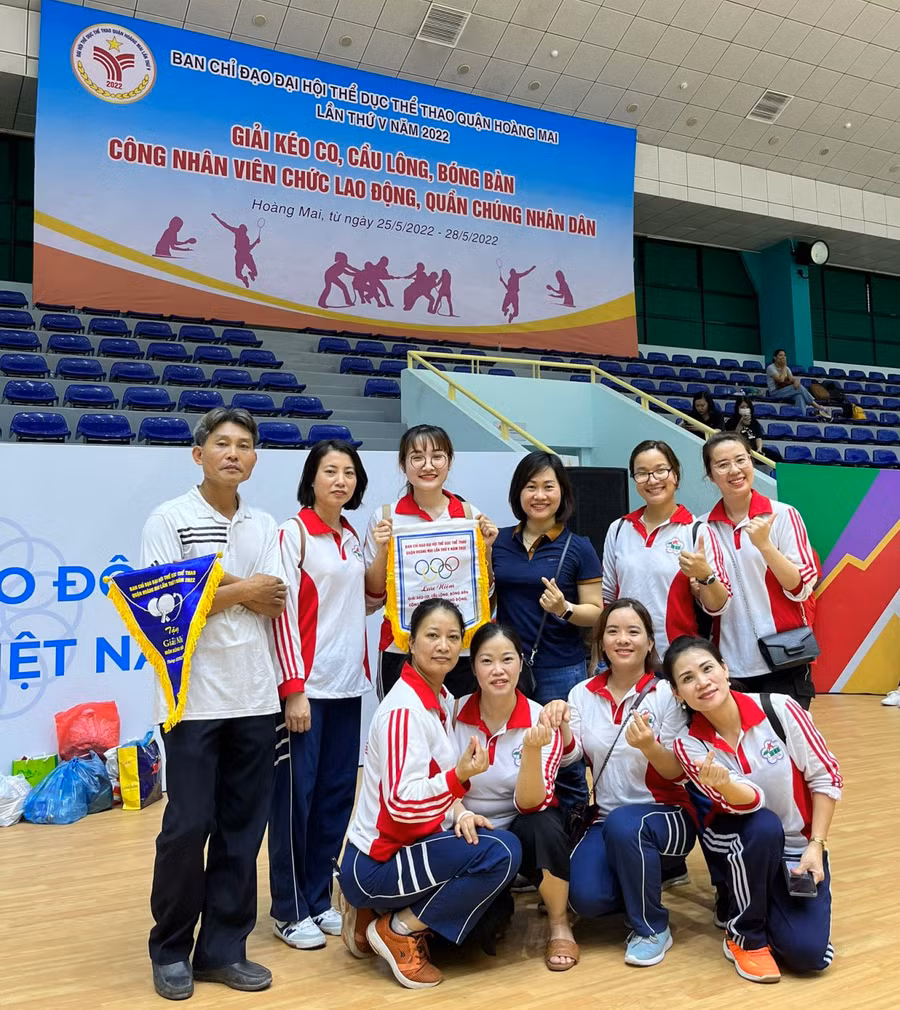 Cô Vũ Diệu Hương cùng các đồng nghiệp tham gia giải kéo co, cầu lông, bóng bàn do quận Hoàng Mai tổ chức.