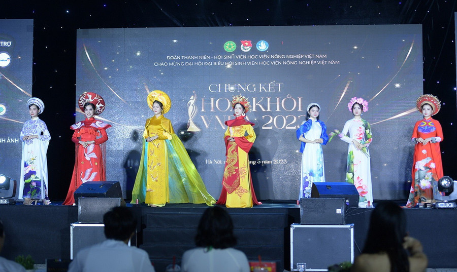 Phần thi trình diễn áo dài của các thí sinh.