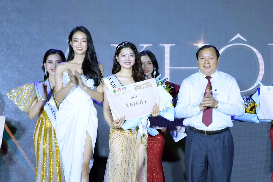 TS Vũ Ngọc Huyên - Phó Giám đốc Học viện Nông nghiệp trao Giải Á khôi 1.