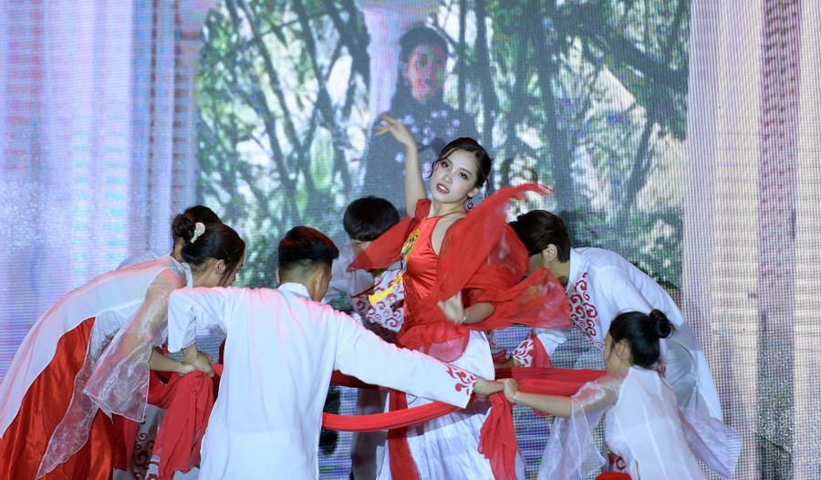 Không chỉ xinh đẹp, các thí sinh còn thể hiện tài năng của mình trên sân khấu.