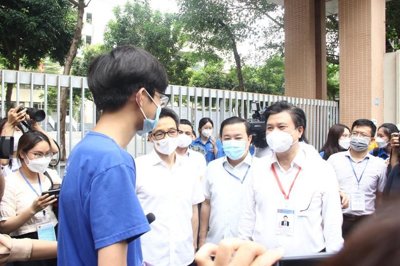 Phó Thủ tướng Vũ Đức Đam, Thứ trưởng Bộ GD&ĐT Nguyễn Hữu Độ và đoàn công tác động viên thí sinh sau khi kết thúc môn thi Ngữ văn. Phó Thủ tướng Vũ Đức Đam, Thứ trưởng Bộ GD&ĐT Nguyễn Hữu Độ và đoàn công tác động viên thí sinh sau khi kết thúc môn thi Ngữ văn.