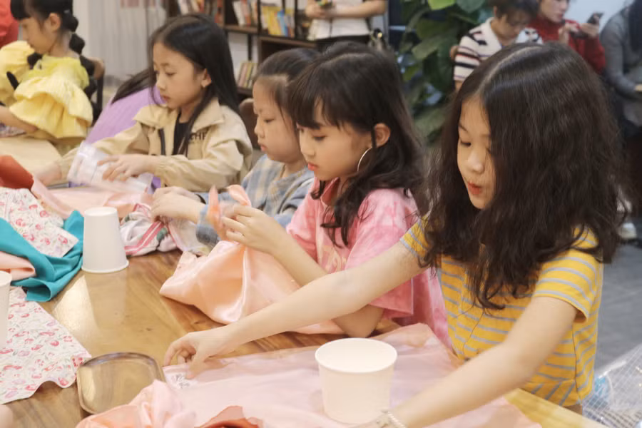 Khi hướng dẫn các bạn nhỏ học cách gói bọc quà bằng khăn vải, chị Giang mong muốn các bé là người có thể tiếp tục lan tỏa cách tái chế, ứng dụng vật liệu thân quen này vào cuộc sống.