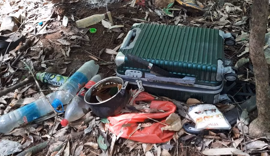 Nhiều vật dụng được phát hiện tại nơi tìm thấy 2 bộ xương khô.