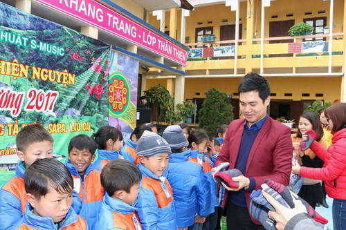 Ca sỹ Đào Tiến Lợi cũng là một trong những nhà giáo, nghệ sỹ có nhiều chương trình thiện nguyện Ca sỹ Đào Tiến Lợi cũng là một trong những nhà giáo, nghệ sỹ có nhiều chương trình thiện nguyện