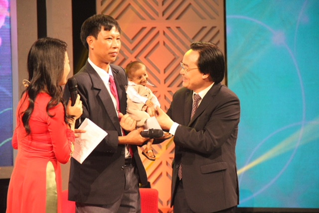 Cậu học trò tí hon tươi cười khi được Bộ trưởng bế