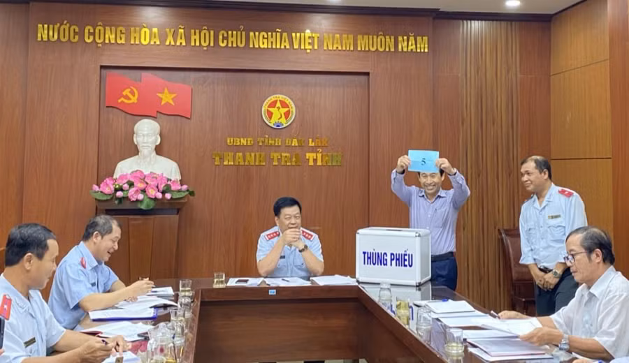 Đại diện 1 đơn vị công bố kết quả bốc thăm ngẫu nhiên (ảnh: CTV).